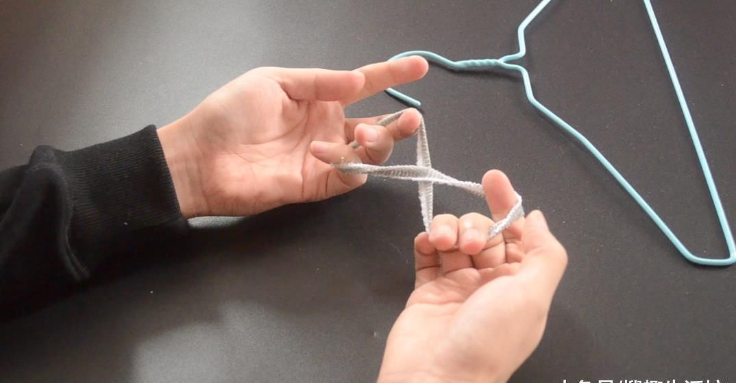 衣架|袜子剪一剪套在衣架上太实用了, 解决了很多家庭的困扰, 赶紧试试