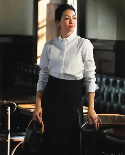 50岁女人别总穿打底裤，学学日本主妇的穿搭，减龄又显气质