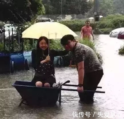 |搞笑图片幽默段子笑话:哈哈哈，下雨天男朋友终于派上用场了啊