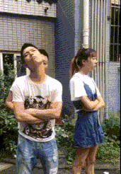 |搞笑GIF:姑娘,你又调皮了,大庭广众下吐舌头可不好!