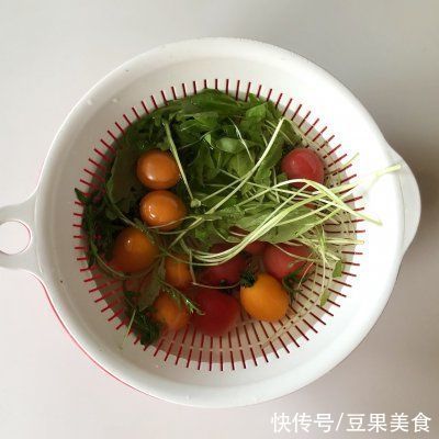 只有最美味的藜麦虾仁蔬菜沙拉，才能点亮你的餐桌