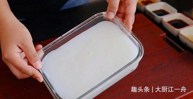 做凉粉时，只用淀粉和水就能做，详细步骤教给你，Q弹爽滑不断裂