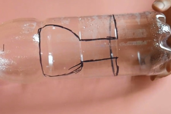 塑料瓶剪几刀套在水龙头上,全家人都要抢着用,真的太棒了!