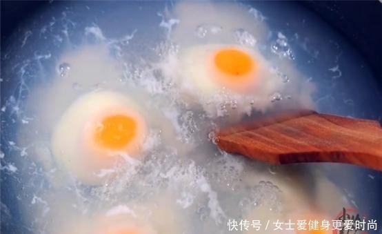清水|煮荷包蛋时,直接下锅是就错了,奶奶教我一招,鸡蛋圆润不散花