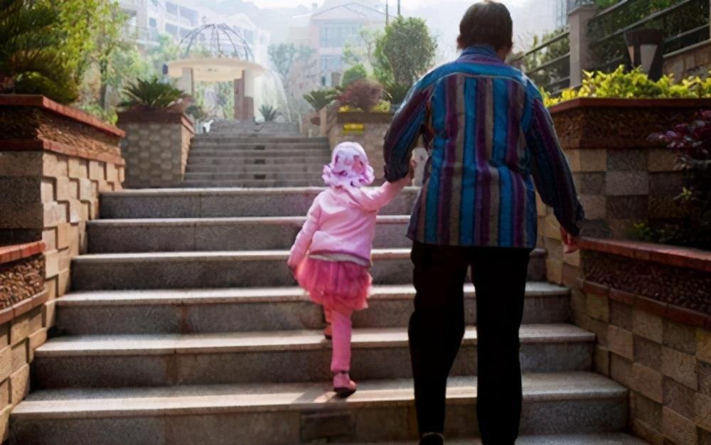 孩子|为什么姥姥带大的孩子,反而跟奶奶亲近?原因很现实