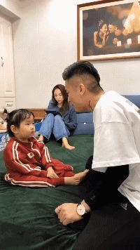 |搞笑GIF:哥们有你这样坐席的吗,你考虑过别人的感受吗