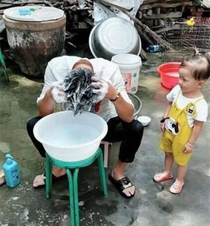 妈妈|爸爸在洗头,三岁女儿拿掉爸爸的凳子,接下来让妈妈笑喷