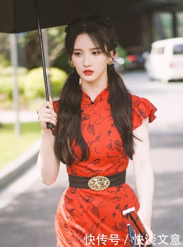 时尚|刘些宁为秀腿真拼,穿短旗袍下摆还打个结,漫画腿真抢镜