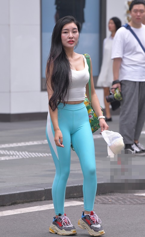 女人味 “微胖”女孩的身材都是很有型的,搭配服装更显女人味看着都美!