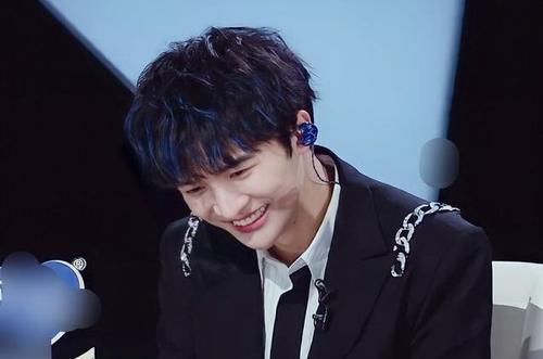 《创4》播出后，周深表示经常被邓超宁静的微信吵醒，原因超好笑