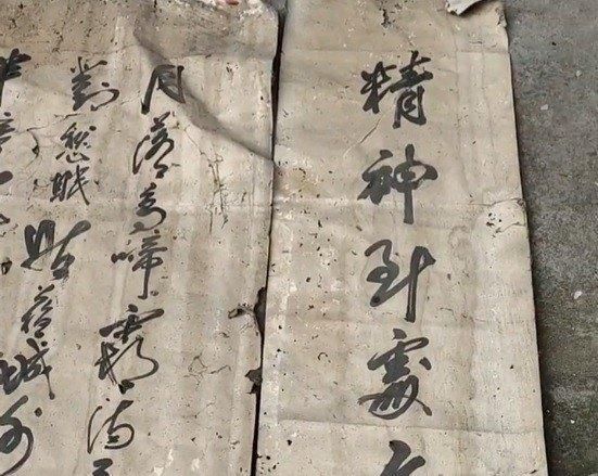 法人人$农村破庙发现好书法,年轻人不懂规矩,拿下来时犯了一个错误