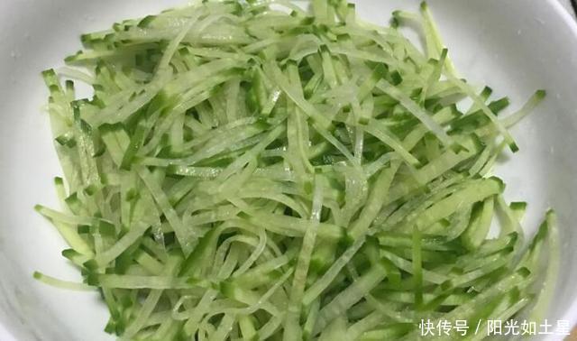 冬天，我家常用此菜包饺子吃，鲜嫩多汁，比韭菜馅香，比白菜馅鲜