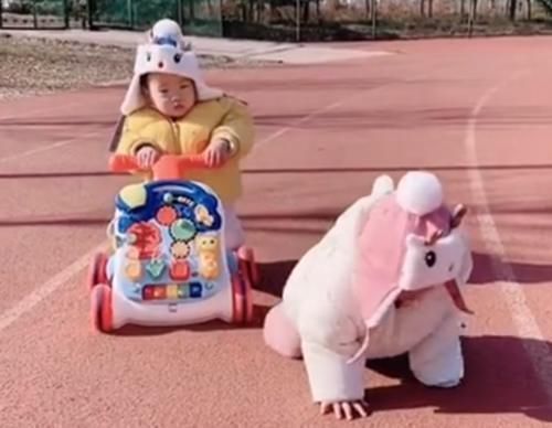 人类|妹妹开着小车不小心撞倒姐姐令人忍俊不禁,网友:人类幼崽太可爱
