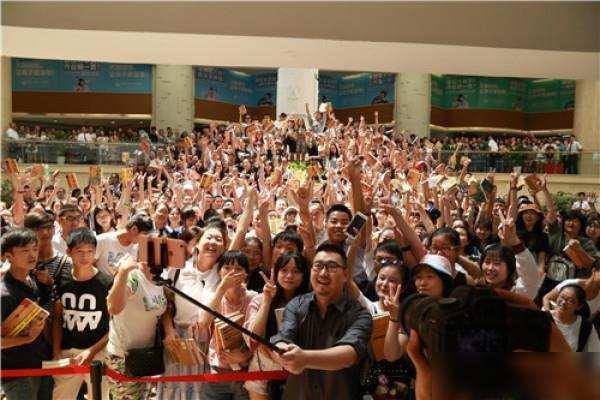 徐磊!他24岁靠写作爆红,31岁比肩郭敬明,却曾经被关进精神病院