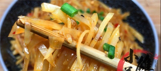 炒土豆丝时,有人泡水有人焯水一直都错了,这才是正确做法