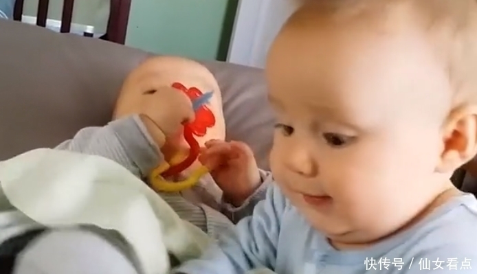 超级可爱|双胞胎兄弟抢玩具,弟弟抢不过哥哥,接下来,爸妈却哭笑不得