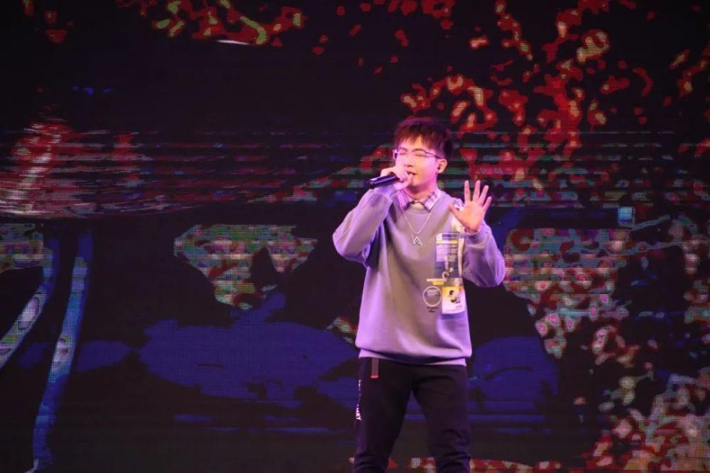 冬天的第二场雪和今晚的校园歌手大赛更配噢～