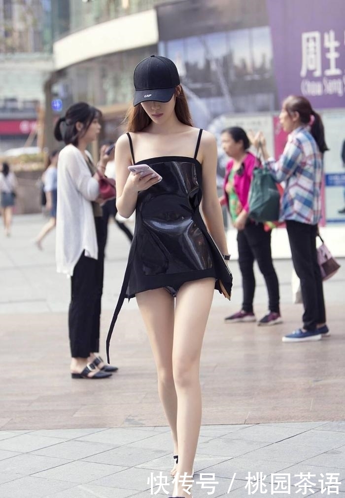 小姐姐|街拍: 黑色系棒球帽小姐姐, 这腿也太长了吧?