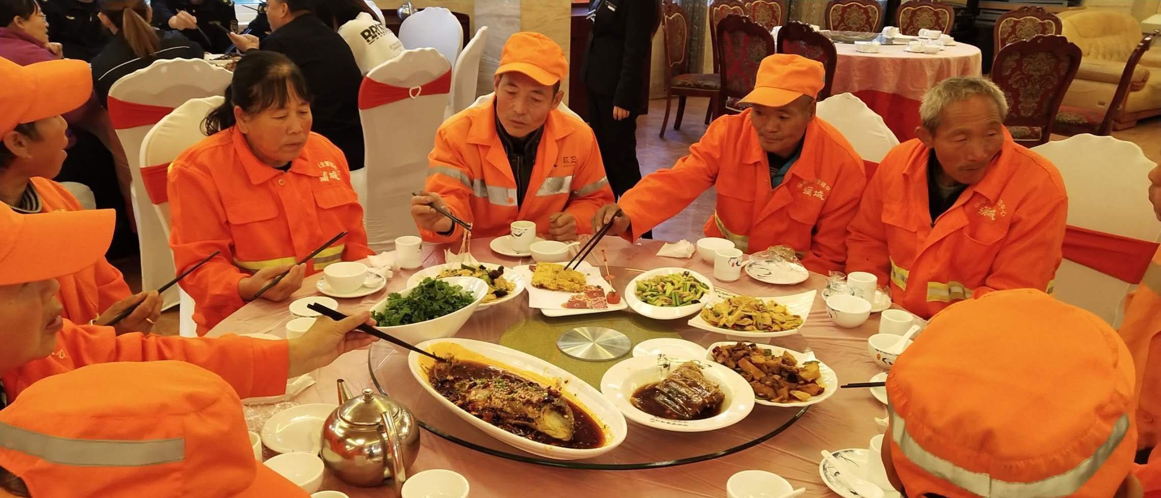 佳节|兴隆集团为环卫工过重阳佳节奉献爱心！