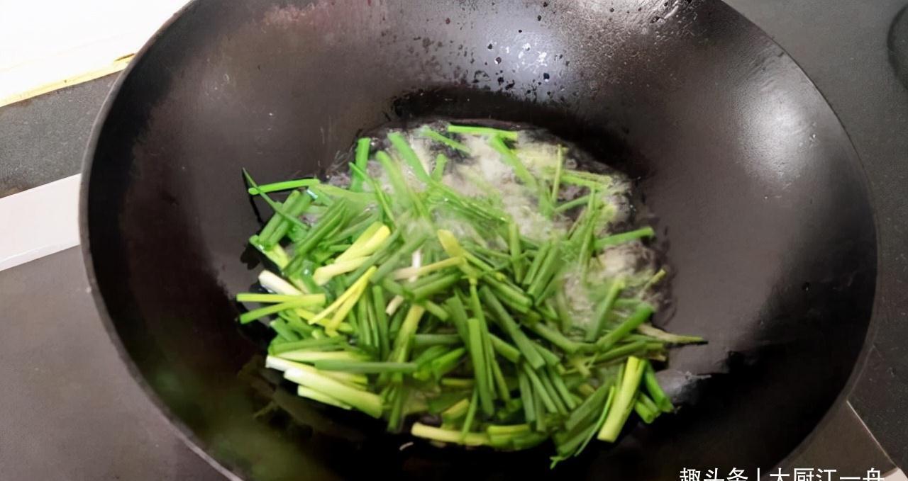 凉了也不硬的葱花饼，究竟怎样做才好吃？面点师教你正确做法