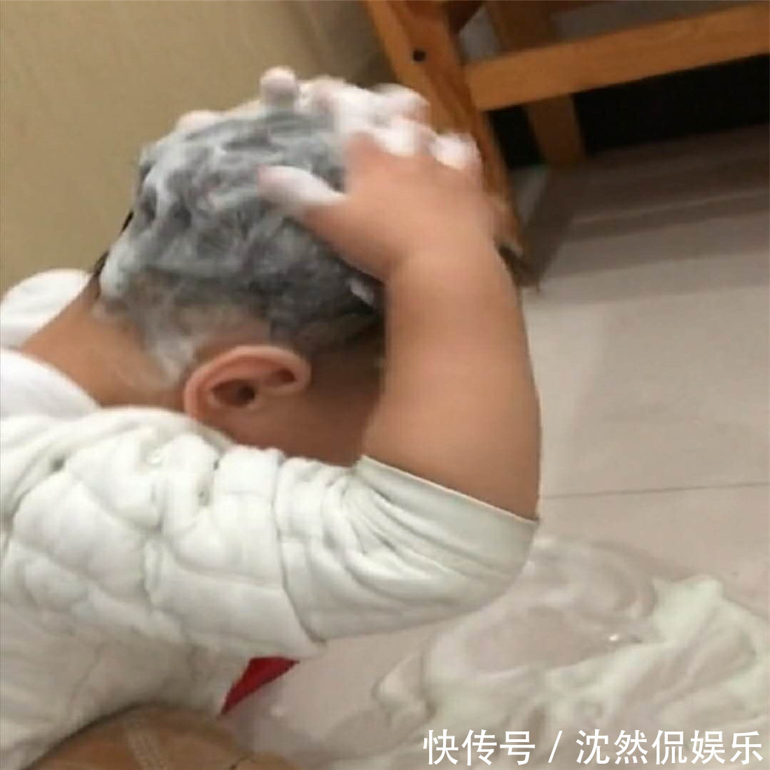 妈妈沉迷电视,留2岁宝宝独自洗头,广告时间过来看,心都融化了