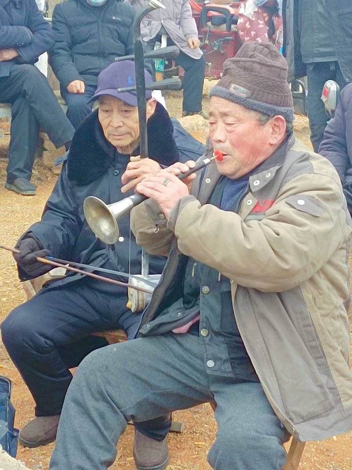 耳熟能祥&青未了／活跃在农村大集上的“庄户剧团”