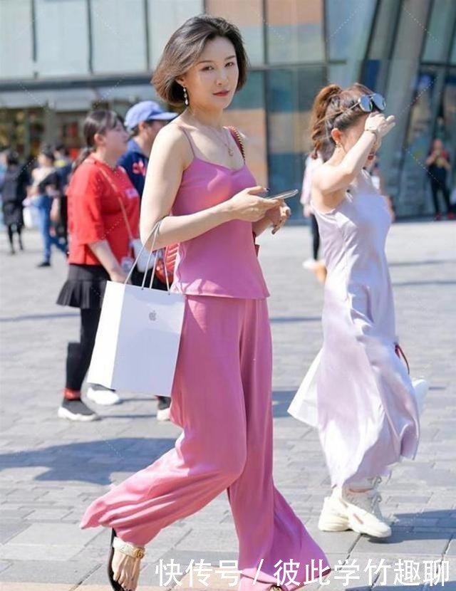 女人30+又如何?搭配粉色系衣服,清爽减龄,穿出少女感