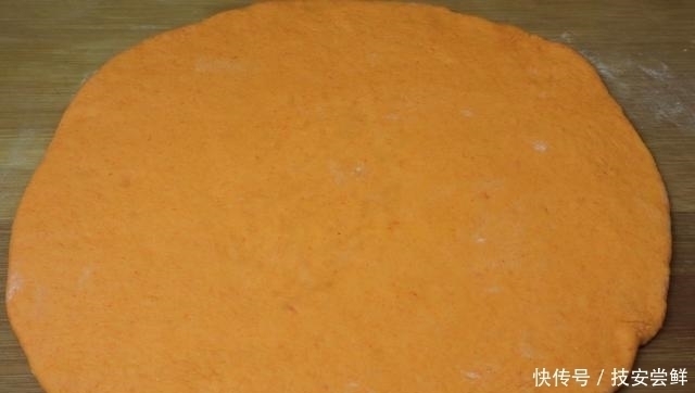 做法|家里小孩不爱吃胡萝卜,把它换个做法,出锅孩子抢着吃,解馋