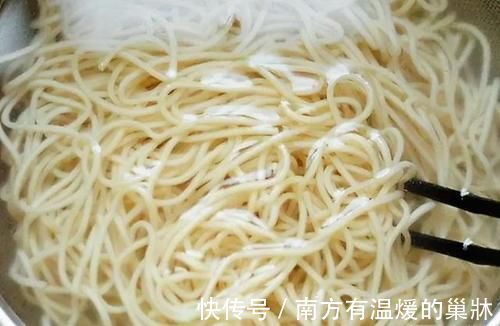 煮面条时，开水下锅还是热水？掌握3个小技巧，面条爽滑又筋道！