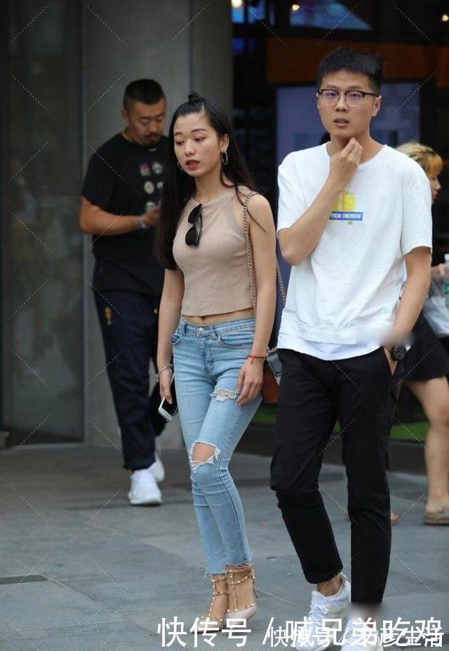 浅蓝色|卡其色背心搭配浅蓝色牛仔裤,气质迷人,自信大方