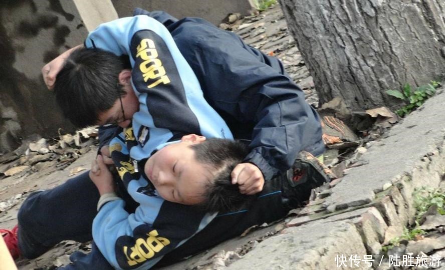 孩子|宝妈跟娃“互殴”,嘴里还念念有词,宝爸听到后笑崩了