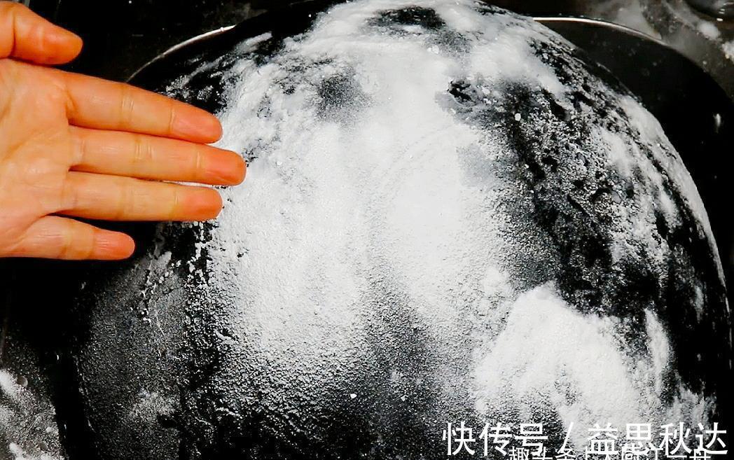 家里铁锅用久了,油污洗不掉?大厨教你一招,铁锅油污轻松去除