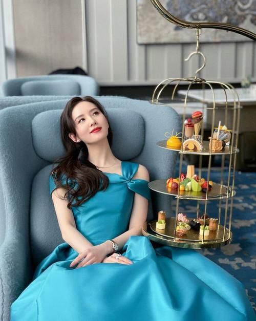 仪态|姐姐仪态出众又会穿,一袭蓝色缎面长裙华丽时髦,优雅精致