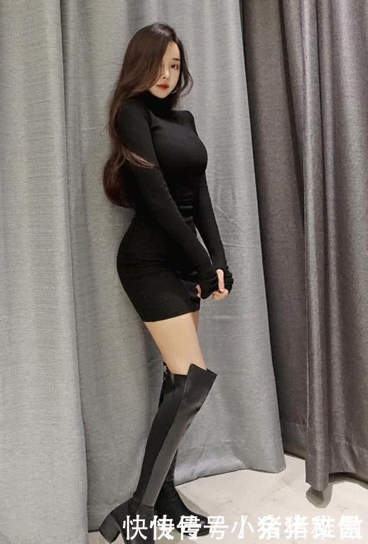 长裙|街拍美女搭配一袭粉色长裙,显色十分典雅,衬托出大长腿很迷人