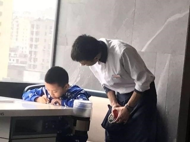 做作业|“海底捞太tm可怕了竟然还教小学生做作业”哈哈哈哈