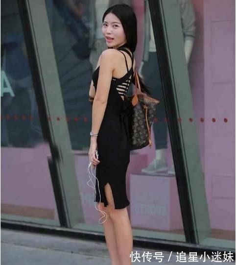 圣诞节|街拍：小阿姨身穿颜色简单的包臀裙，却把熟女气息完美展现！