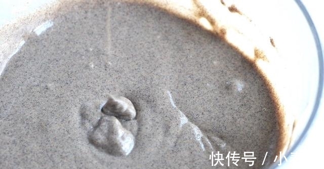 牛奶|黑米发糕做法，鸡蛋加牛奶上锅蒸一蒸，软糯香甜营养满满