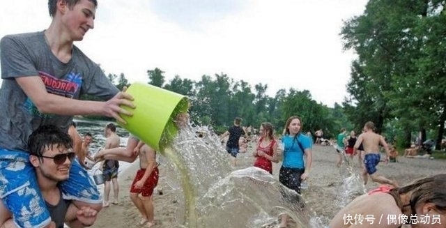 低薪|乌克兰泼水节到底有多好玩呢?男生竟然可以随意围攻女生!