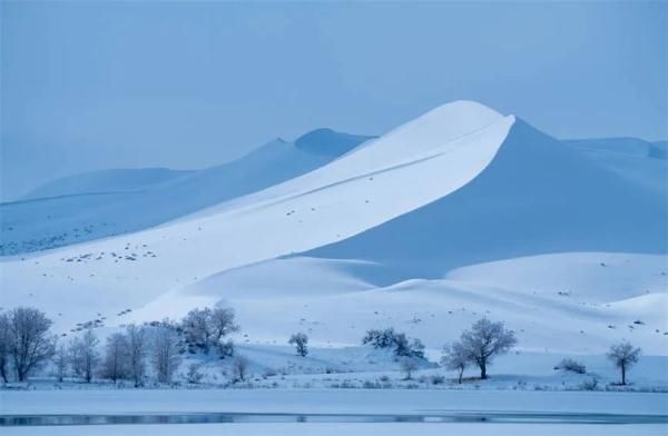 降雪|“瀚海阑干百丈冰”是真的！太梦幻了，塔克拉玛干沙漠下雪了