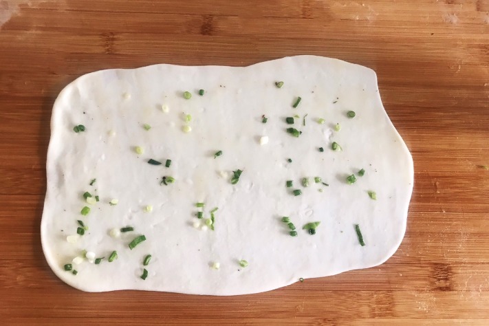 葱油饼最地道的做法,外皮酥掉渣又多层,步骤简单详细易上手