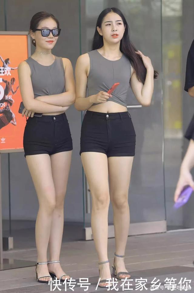 满分|紧身露腰装姐妹花,白皙迷人,时尚气息满分