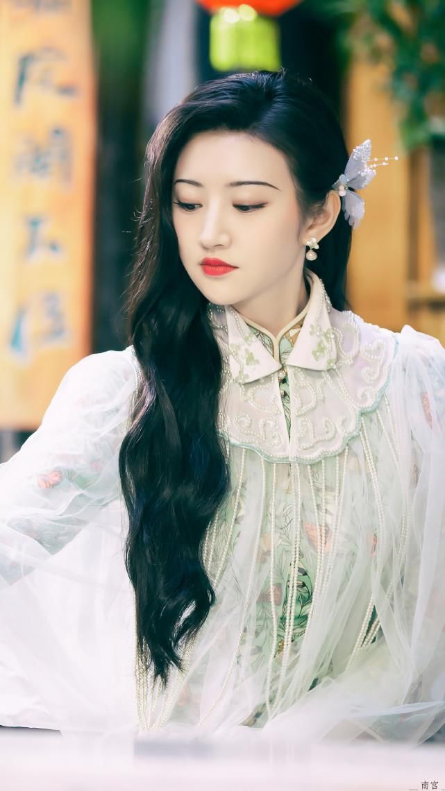 此时再看新剧定妆照,不少网友大呼认不出来是景甜的程度.