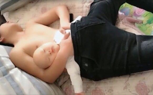 哥哥|12岁哥哥带不到1岁的弟弟去睡觉，笑喷了