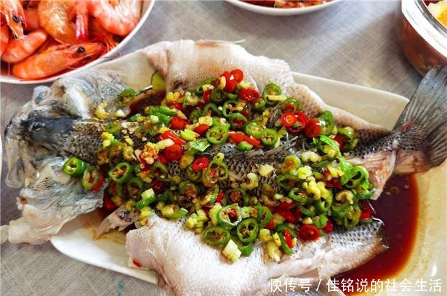 周末回来家陪看望父母,媳妇忙里忙外做一桌子菜,看着真不简单!