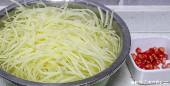 过瘾|炒土豆丝,切记不要直接下锅,只需多加一步,酸辣过瘾还不粘锅