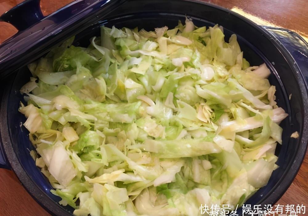 包菜我就服这做法,家里老奶奶教我的,酸辣解腻,连火都不用开
