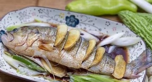 清蒸鱼时，放盐和生抽是外行，大厨教您正确做法，鱼肉鲜嫩又入味