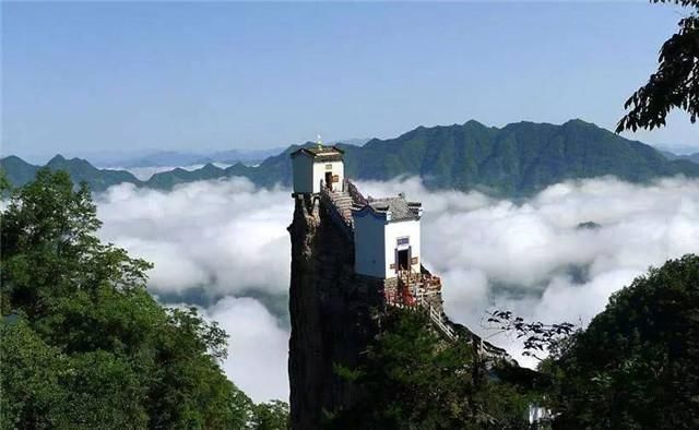 这座寺庙有点危险，四面悬崖，“坚强”屹立400年不倒