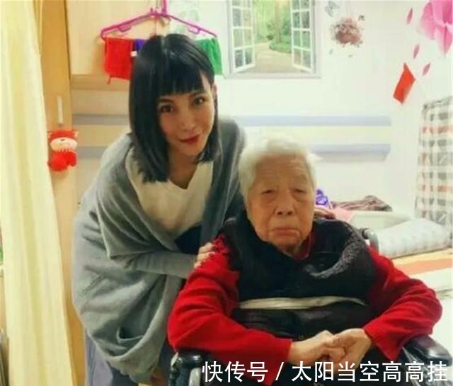 春嬌與志明|10年前說出“寧愿坐在寶馬車?yán)锟蕖钡鸟R諾，后來嫁給富豪了嗎