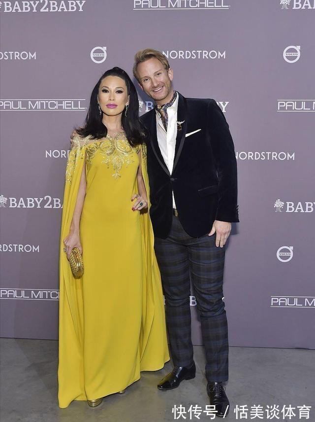 亮色系|邓文迪越老越“作妖”,穿柠檬黄连衣裙配冲天辫,芭比粉唇太抢镜